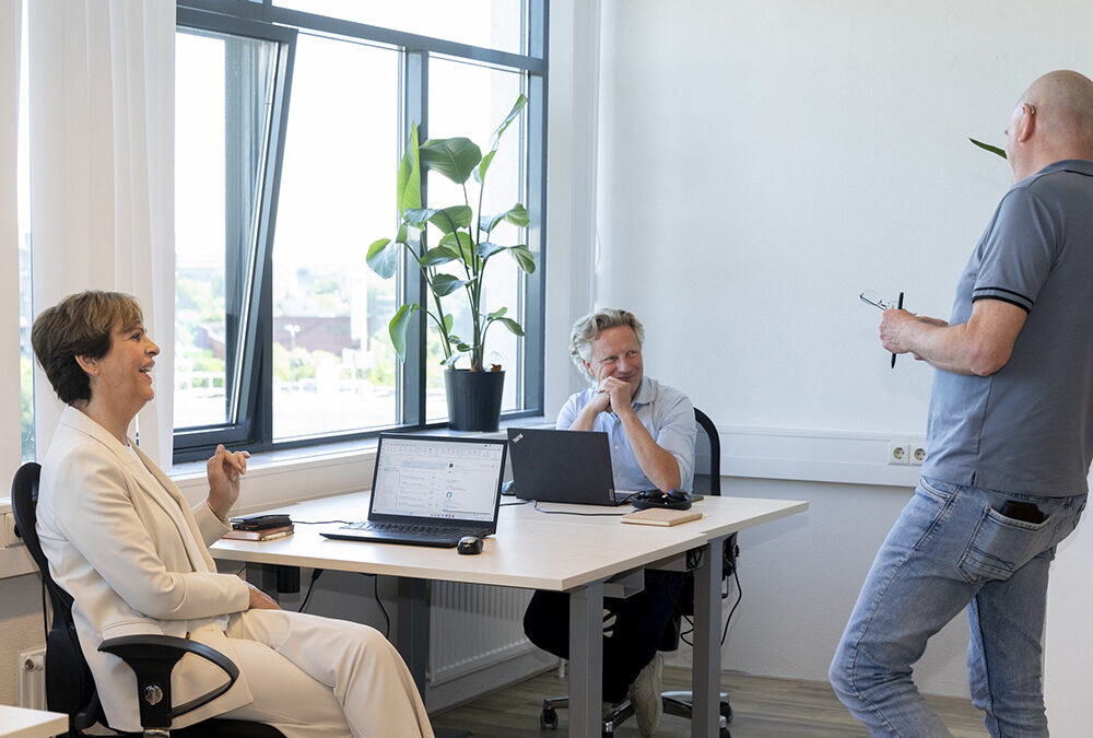 Collega’s van MatchcareWerkt in gesprek over ontwikkeling en perspectief